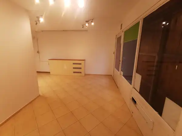 Eladó üzlethelyiség utcai bejáratos, Vác 1 szoba 25 m² 27.5 M Ft