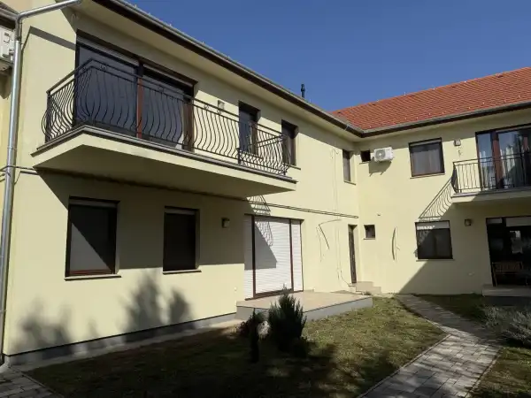 Kiadó újszerű téglalakás, Vác 3 szoba 102 m² 350 E Ft/hó