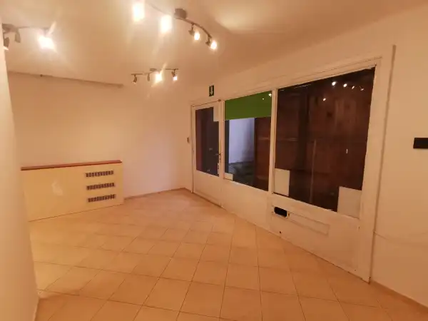 Kiadó üzlethelyiség utcai bejáratos, Vác 1 szoba 25 m² 165 E Ft/hó