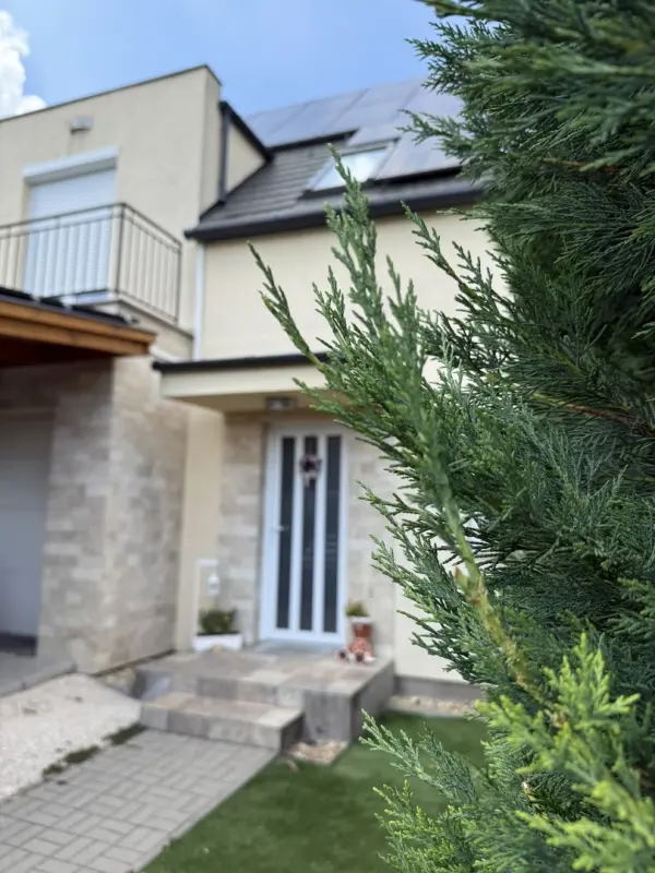 Eladó újszerű sorház, Sződ 3+1 szoba 145 m² 149.9 M Ft